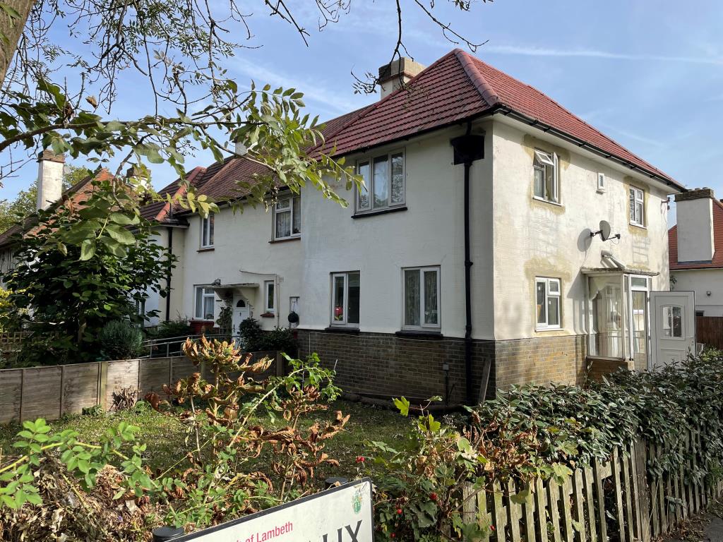 Lot: 76 - END-TERRACE HOUSE FOR INVESTMENT -